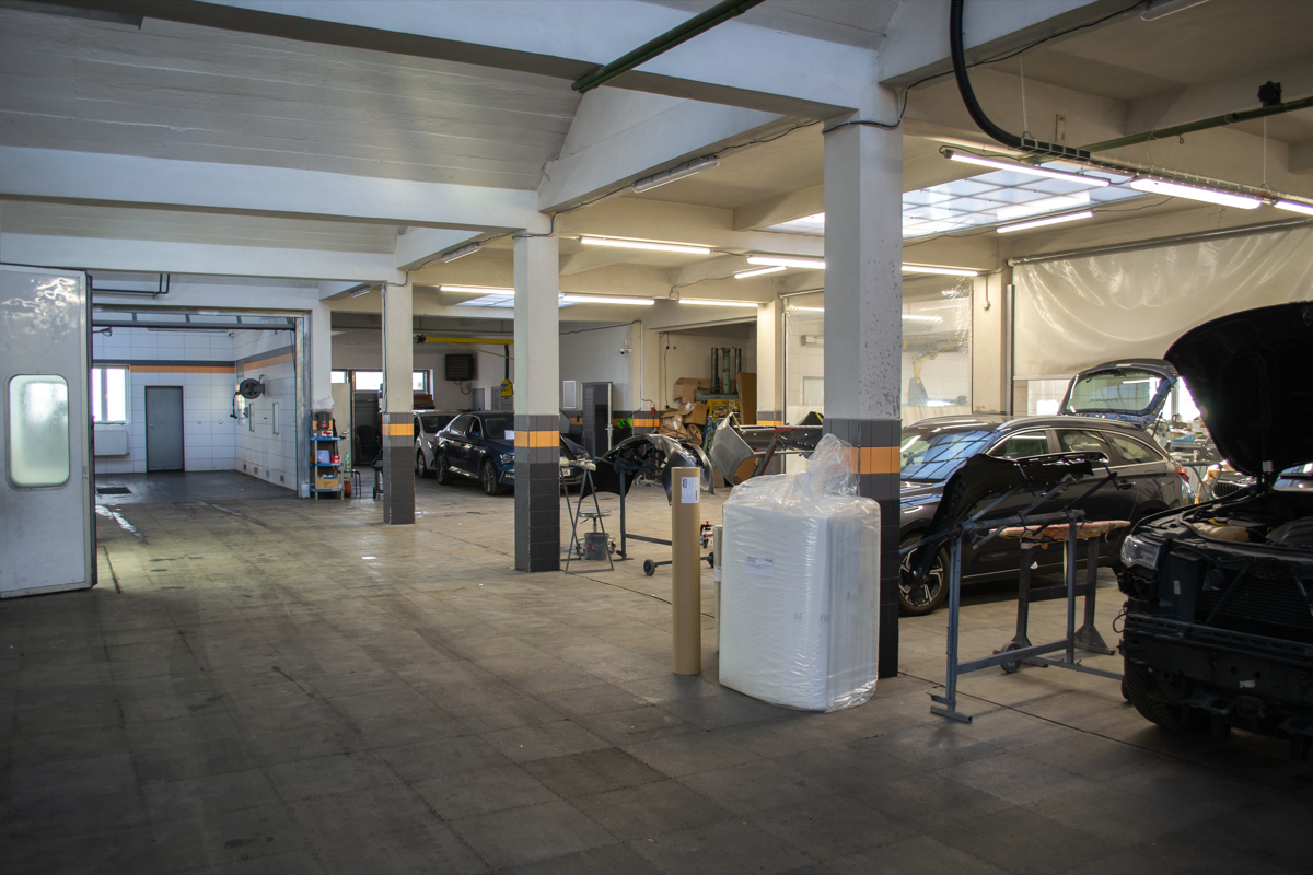 Auta v opravně - pohled 2