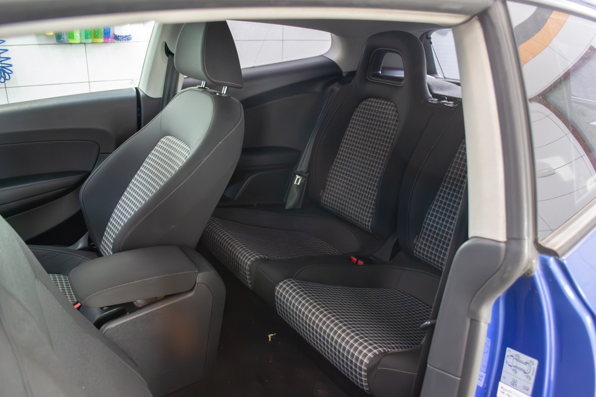 Před mytím - zadní sedačky