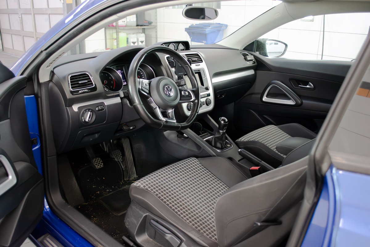 Před mytím - volant a sedačka