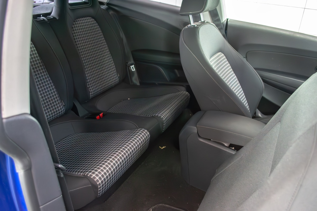 Před mytím - zadní sedačky