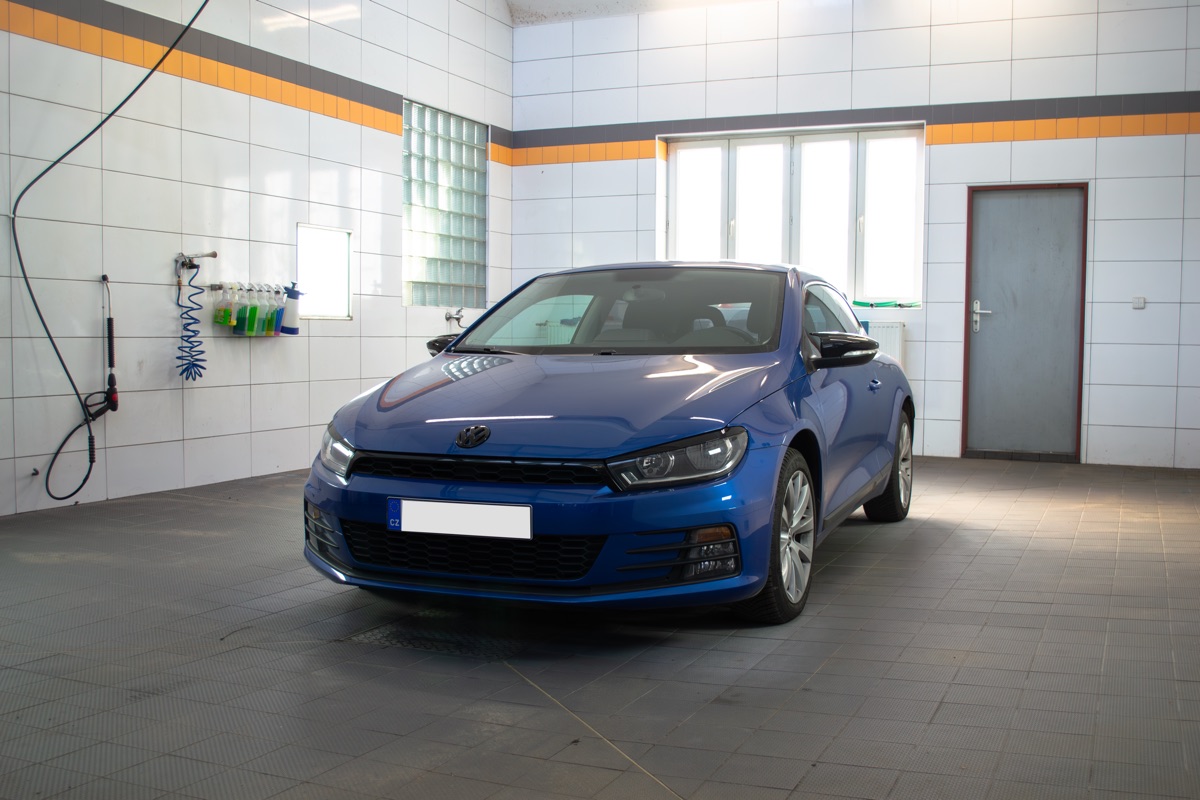 Před mytím - předek auta